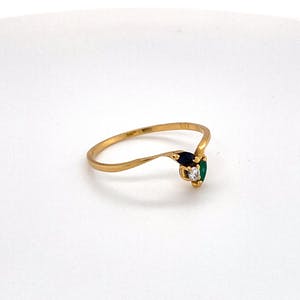 18K Goud - gouden ring met diamant, saffier en smaragd. maat 56(17,75) 1,20 gr kopen? Bied vanaf 90!