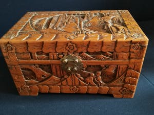 Curiosa - Antiek handgesneden houten kistje kopen? Bied vanaf 1!