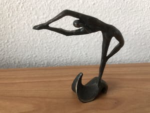 Corry Ammerlaan - Beeldje " Vrouw op de golven in de wind " kopen? Bied vanaf 15!