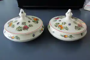 Kunstaardewerkfabriek Regina - 2 antieke bonbonschaaltjes met deksel verkocht voor € 50!