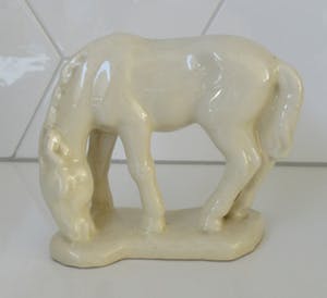 Niet of onleesbaar gesigneerd - Art deco aardewerk plastiek van een grazend paard kopen? Bied vanaf 10!