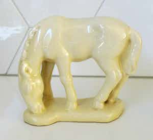 Niet of onleesbaar gesigneerd - Art deco aardewerk plastiek van een grazend paard verkocht voor € 10!