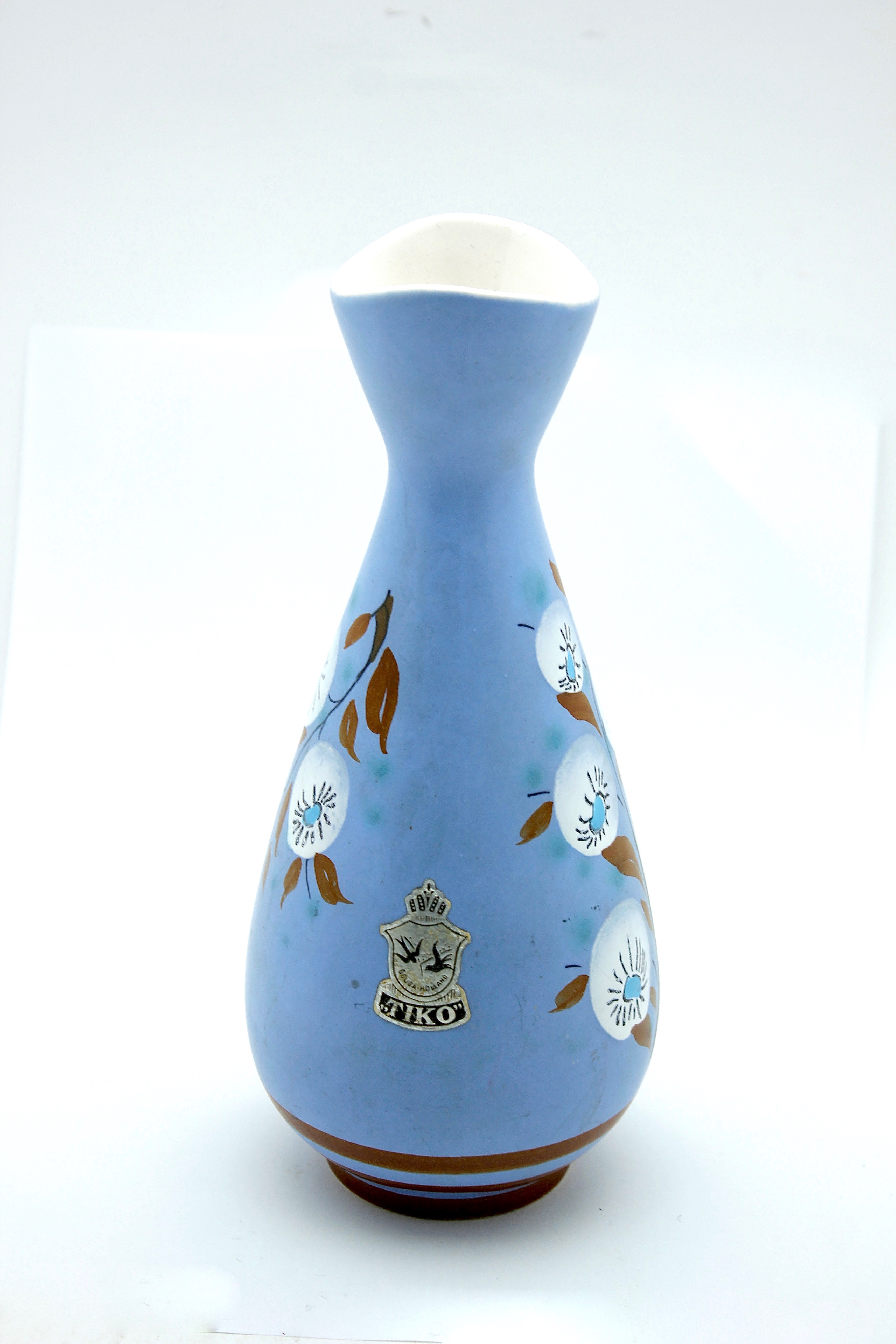 Plateelbakkerij Tiko - Blauwe vaas met handgeschilderd floraal decor 'Lucien' - 1950's kopen? Bied vanaf 19!