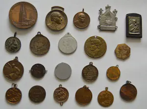 AcheterNiet of onleesbaar gesigneerd - G. Devreese ea. collectie van 21 diverse penningen.? Enchérissez de 1!