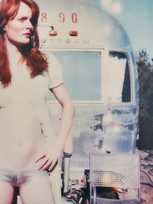 Stefanie Schneider - Daisy in front of Trailer, signiert und nummeriert kopen? Bied vanaf 300!