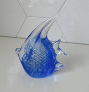 Henryk Rysz - Blauwe kunstglazen plastiek van een Vis kopen? Bied vanaf 48!