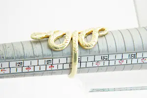 189- Vrij forse & mooi bewerkte 20 krt geel gouden "kronkelende slang" ring kopen? Bied vanaf 710!