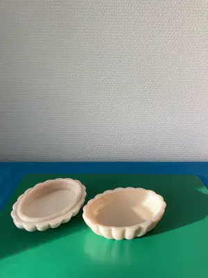 Curt Schlevogt - Art deco zeepdoos uit geperst glas/persglas/melkglas kopen? Bied vanaf 1!