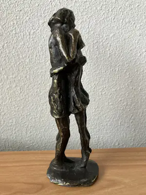 Brons (Onbekend) - Prachtig beeld moeder en dochter die elkaar omhelzen. kopen? Bied vanaf 65!