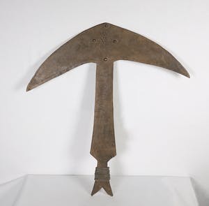 Kota - IJzeren T-vormig werpmes en tevens betaalmiddel met koperen knopjes kopen? Bied vanaf 1!