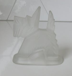 Niet of onleesbaar gesigneerd - Art deco modernistsch mat persglazen figuur van een Scottie kopen? Bied vanaf 10!