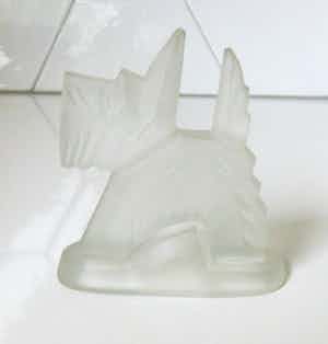 Niet of onleesbaar gesigneerd - Art deco modernistsch mat persglazen figuur van een Scottie verkocht voor € 10!