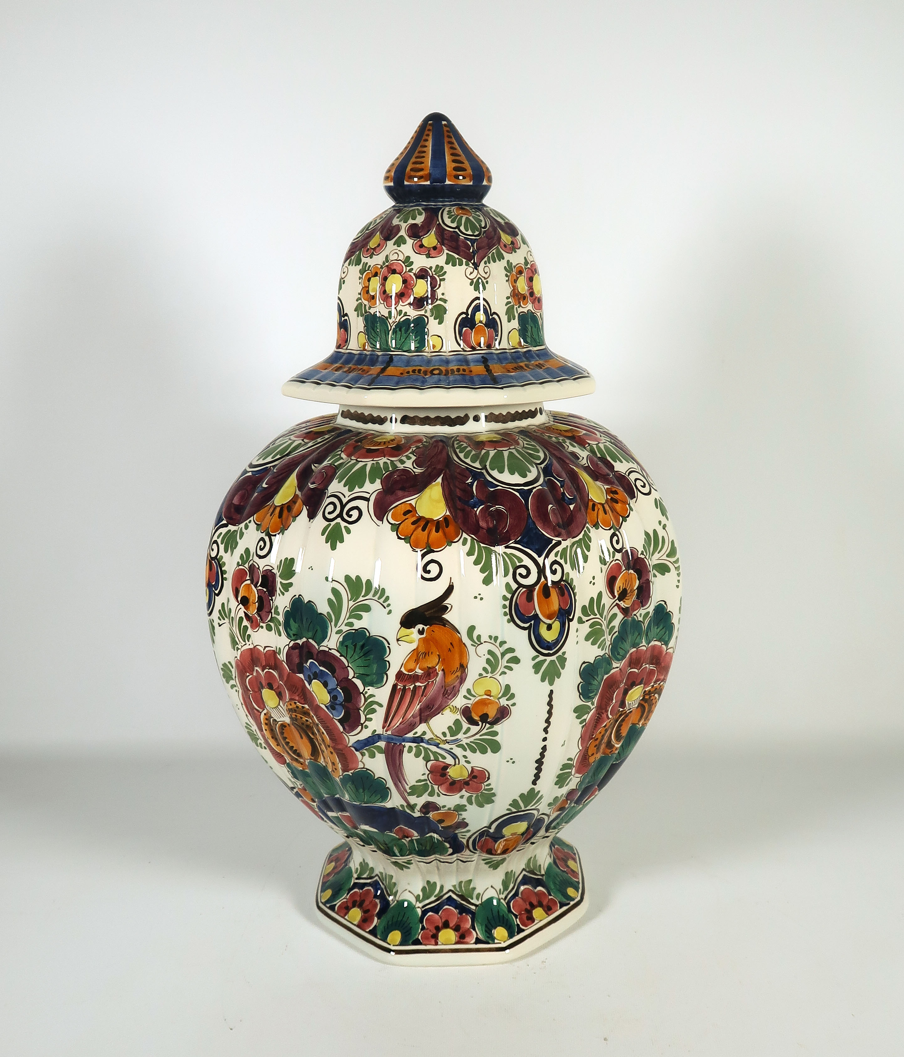 Keramiekfabriek Velsen - Aardewerk, Polychrome dekselvaas kopen? Bied vanaf 35!