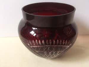 Niet of onleesbaar gesigneerd - Art Deco Robijnrode hand geslepen vaas verkocht voor € 1!