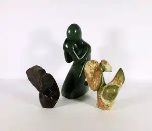 Christopher Kasina - en andere! Lot van drie stenen beelden verkauft für € 40!