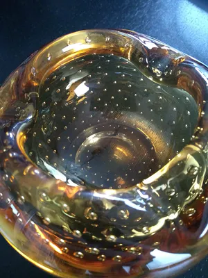 Niet of onleesbaar gesigneerd - Amberkleurige spijkerglas vintage asbak kopen? Bied vanaf 1!