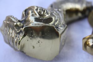 Niet of onleesbaar gesigneerd - Fraaie Oude Bronzen Vuur Vergulde Deur Klopper in Mythische Stijl. kopen? Bied vanaf 1!