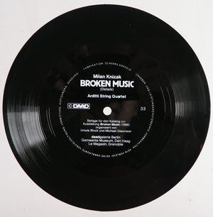 Milan Knizak - Broken Music - Catalogus van Vinyl door kunstenaars met Flexidisc Single kopen? Bied vanaf 1!