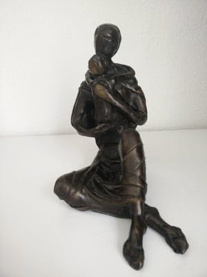 Inka Klinckhard - "Moeder zittend met kind in haar armen". kopen? Bied vanaf 150!