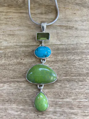 Zilveren hanger met turquoise, groene kleurstenen en slangen collier kopen? Bied vanaf 39!