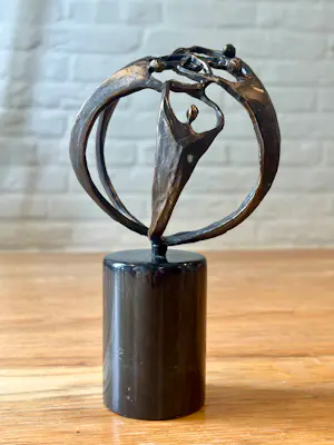 AcheterCorry Ammerlaan - Brons sculptuur getiteld "Samenwerking", rustend op een zwarte marmeren sokkel? Enchérissez de 45!