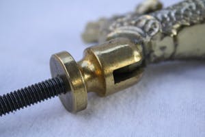 Niet of onleesbaar gesigneerd - Fraaie Oude Bronzen Vuur Vergulde Deur Klopper in Mythische Stijl. kopen? Bied vanaf 1!