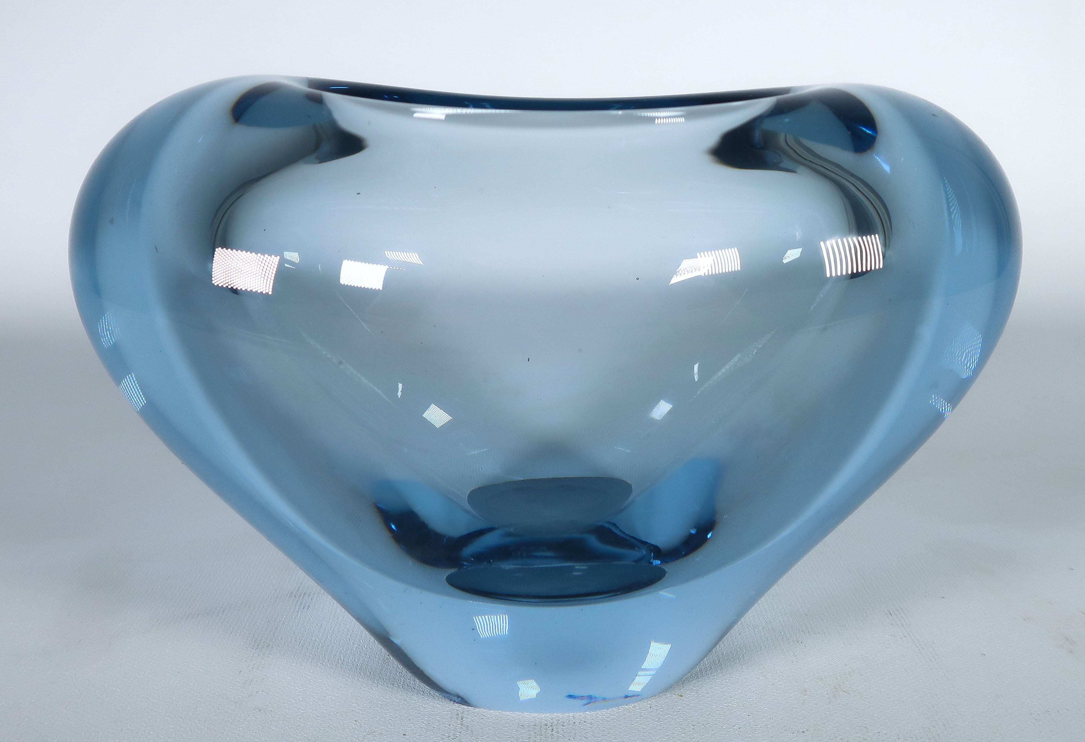 Per Lutken - Kristalglas, Blauw vaasje, uitgevoerd door Holmegaard verkocht voor € 20!