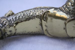 Niet of onleesbaar gesigneerd - Fraaie Oude Bronzen Vuur Vergulde Deur Klopper in Mythische Stijl. kopen? Bied vanaf 1!