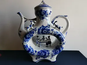 Niet of onleesbaar gesigneerd - Fraaie gedecoreerde Chinese koffiepot in blauw en wit keramiek kopen? Bied vanaf 1!