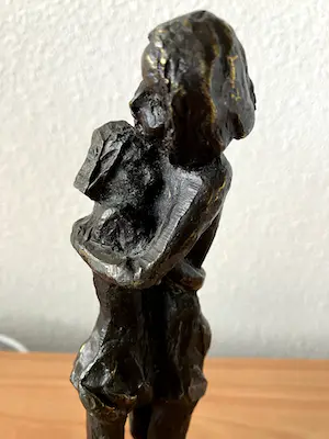 Brons (Onbekend) - Prachtig beeld moeder en dochter die elkaar omhelzen. kopen? Bied vanaf 65!