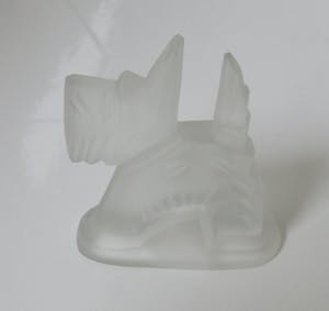 Niet of onleesbaar gesigneerd - Art deco modernistsch mat persglazen figuur van een Scottie kopen? Bied vanaf 10!