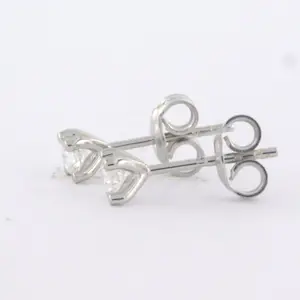 18k wit gouden solitair oorknoppen bezet met briljant geslepen diamant 0.28 ct kopen? Bied vanaf 340!