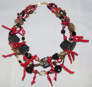 Ketting van koraal, parels, git, rookkwarts, agaath en lavasteen kopen? Bied vanaf 400!