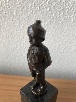 Julius Schmidt- Felling - Bronzen beeldje jongen met sigaret. kopen? Bied vanaf 25!