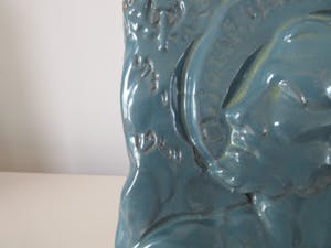 Wim Harzing - Blauwe geglazuurde aardewerken Patronaatstegel uitgevoerd bij de Russel Tiglia kopen? Bied vanaf 28!