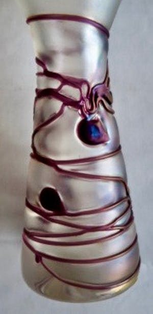 Glashutte Poschinger - Design Vaas - Handgemaakt - Waaiervormige rand - Iriserend glas met purple spots kopen? Bied vanaf 1!