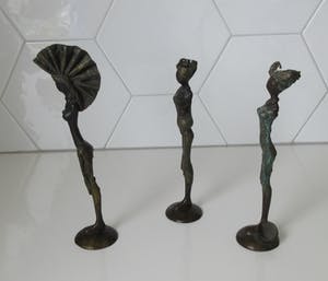 Niet of onleesbaar gesigneerd - Drie gestileerde bronzen figuren van Afrikaanse vrouwen kopen? Bied vanaf 1!