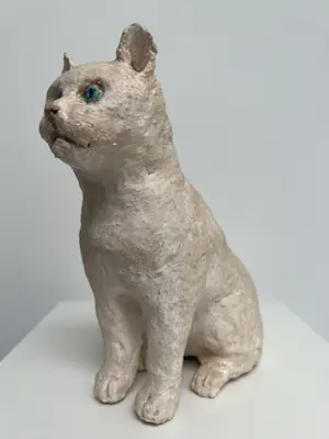 Tine Goudriaan-van Waning - Keramiek sculptuur | 'Zittende poes, blauwe ogen' kopen? Bied vanaf 1!