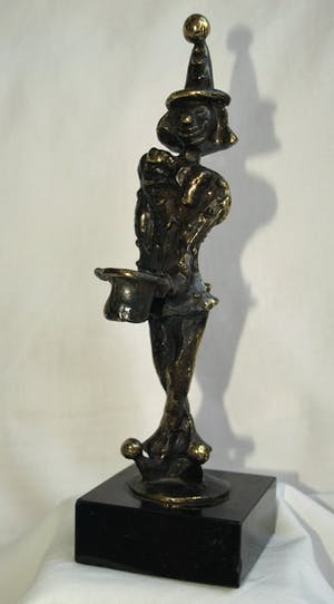Corry Ammerlaan - Beeldje van verbronsd tin op kunstmarmeren voet , “CliniClown“ , Clown met hoed kopen? Bied vanaf 25!