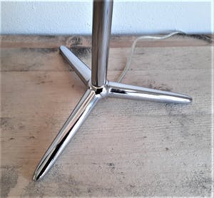 Curiosa - Stijlvolle strak vormgegeven verchroomd metalen tafellamp met artistieke kap. kopen? Bied vanaf 1!