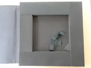 Karel Appel - KIJK LEEF SPEEL / KLEURZEEFDRUK / VILTEN DOOS / 50x50x5cm / 1977 kopen? Bied vanaf 35!