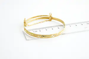 39 - Fraaie 18 karaats geel-gouden en gefaseerd afgewerkte schuif amband kopen? Bied vanaf 760!