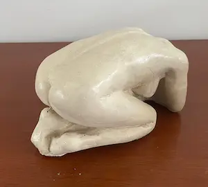 Niet of onleesbaar gesigneerd - Betongipsen beeld van een knielende vrouw - gesigneerd kopen? Bied vanaf 1!