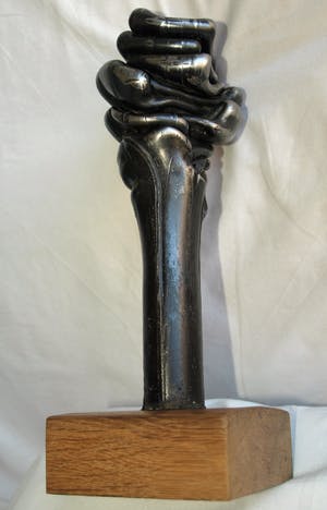 Niet of onleesbaar gesigneerd - Metalen beeld , “Gesmolten…!” – Op hardhouten voet kopen? Bied vanaf 1!