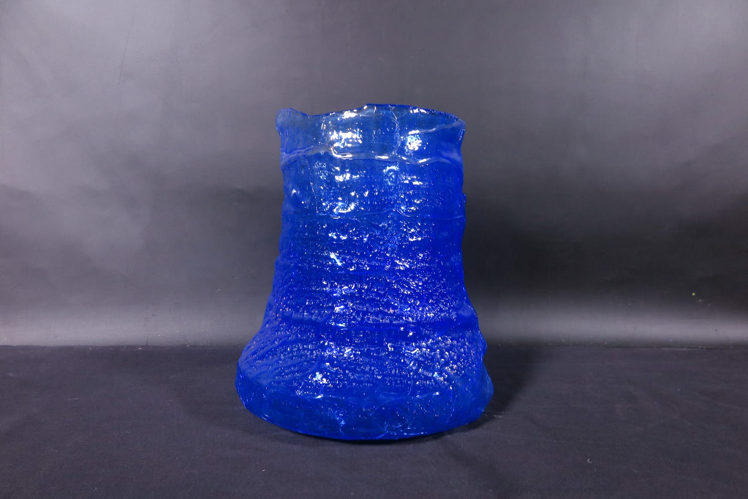Bernard Heesen - Blauwe vaas met grove structuur verkocht voor € 100!