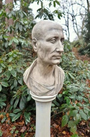 Hans Daniël Sailer - Buste Julius Caesar - Rode kalksteen - Groen-grijs gepatineerd kopen? Bied vanaf 1!