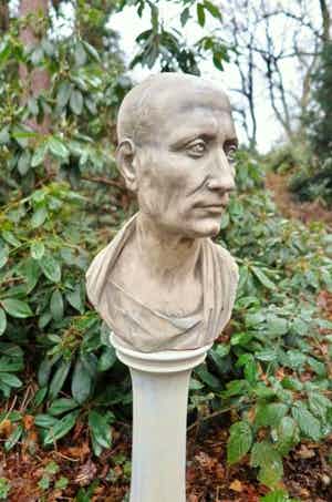 Hans Daniël Sailer - Buste Julius Caesar - Rode kalksteen - Groen-grijs gepatineerd verkocht voor € 1!