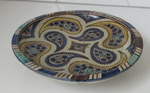 Niet of onleesbaar gesigneerd - Oud Noord Afrikaans of Arabisch aardewerken schaal op voet kopen? Bied vanaf 10!