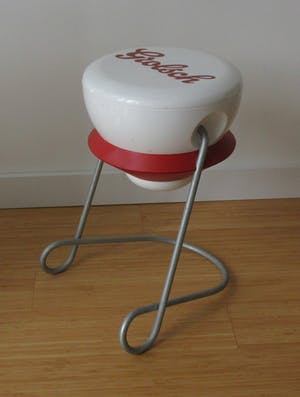 Niet of onleesbaar gesigneerd - De beroemde Grolsch kruk in de vorm van een beugeldop kopen? Bied vanaf 10!