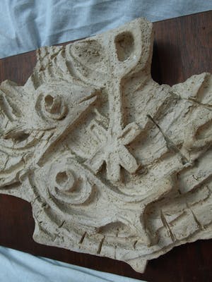 Klaas Pijlman - Chamotte / Aardewerk op paneel , Vissen & Pax Christi - ca. 1970 kopen? Bied vanaf 25!